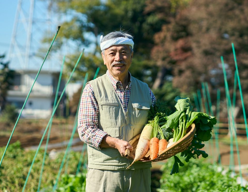 収穫した野菜を抱える沼田町の生産者