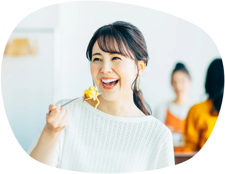 料理を味わう参加者